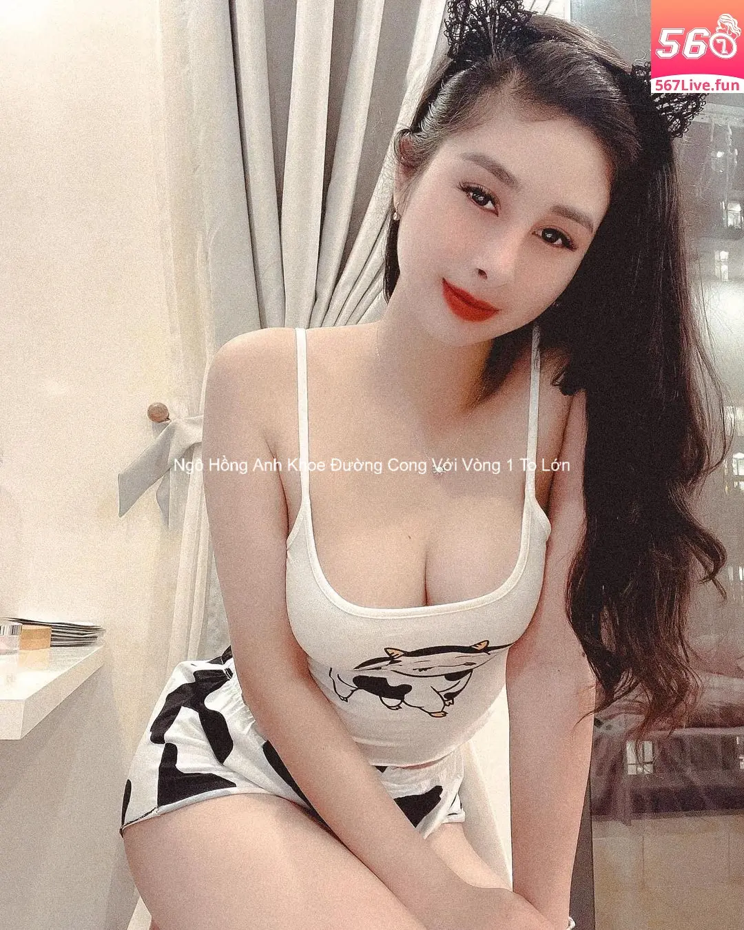 Ngô Hồng Anh Khoe Đường Cong Với Vòng 1 To Lớn 1